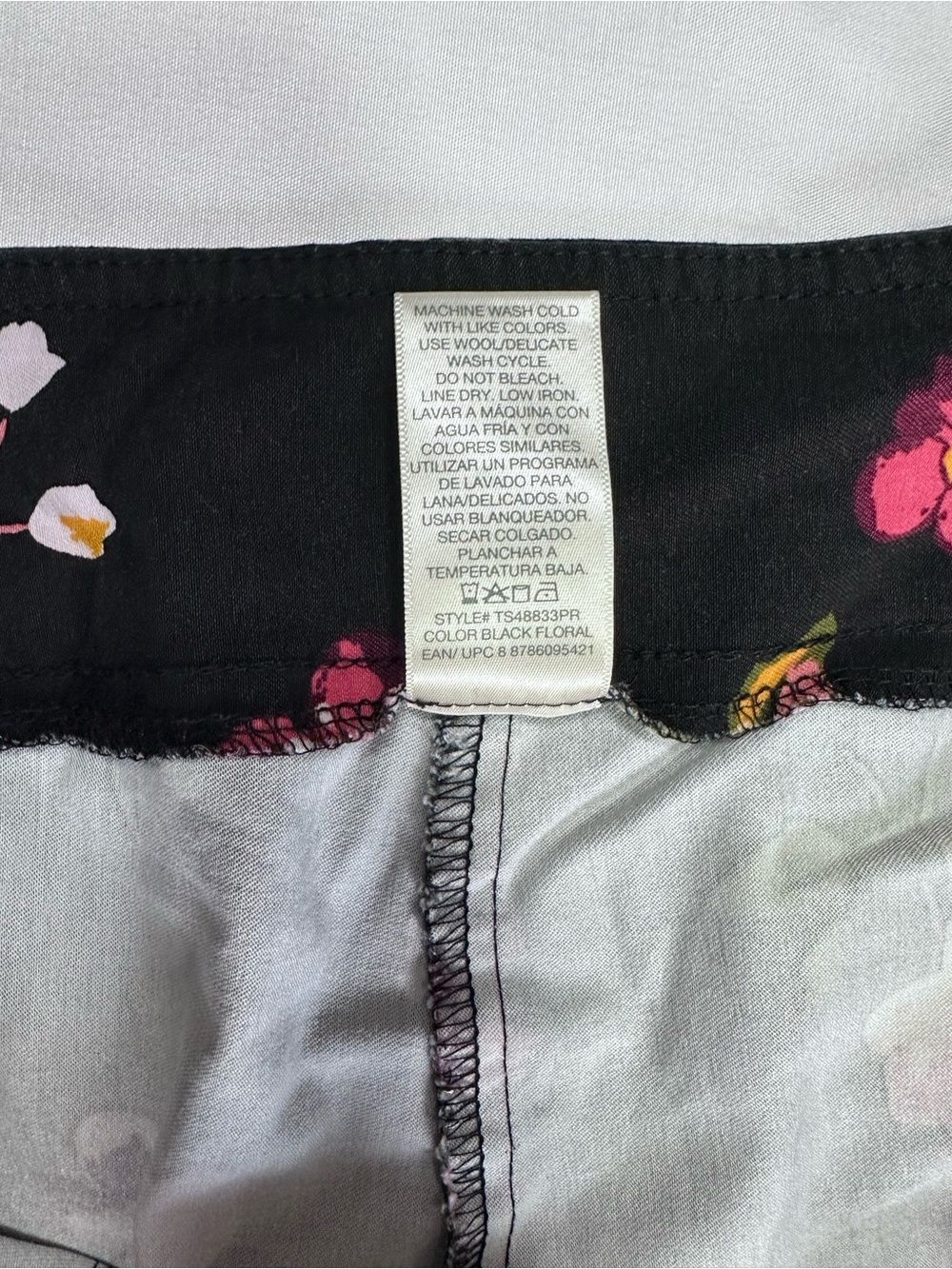 Terra & Sky Black Floral Capri Pants Size 1X - Picture 6 of 6